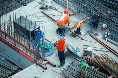 Operarios trabajando sobre una losa de concreto con acero de refuerzo