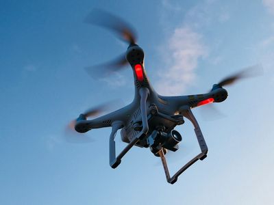 Dron con cámara volando en un cielo despejado