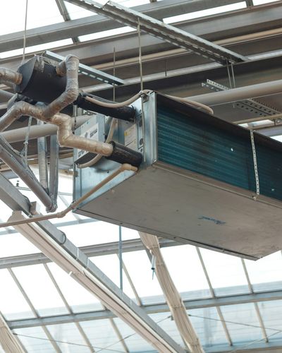Unidad de aire acondicionado suspendida de una estructura metálica