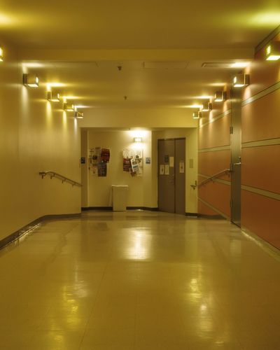 Pasillo iluminado de un hospital